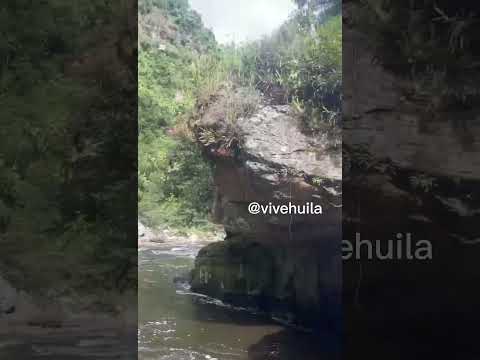 Un hombre salta desde una de las piedras más altas del estrecho del magdalena.