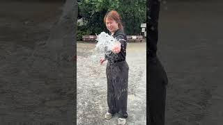 暑さ厳しい夏、水風船を割ってひとときの涼を味わう。In the summer heat, we pop water balloons for a moment of cool relief.