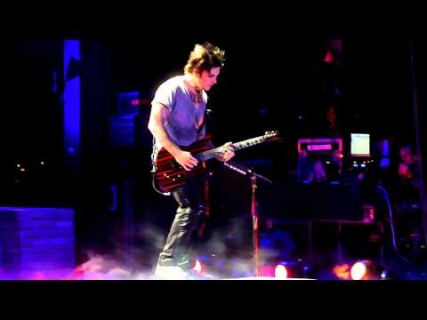 Avenged Sevenfold - So Far Away - Synyster Gates Solo - LIVE - UPROAR FEST Birmingham AL 9/3/10