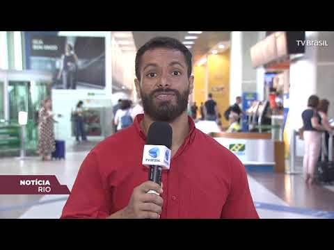 bateria da escola Acadêmicos do Grande Rio tocou no aeroporto