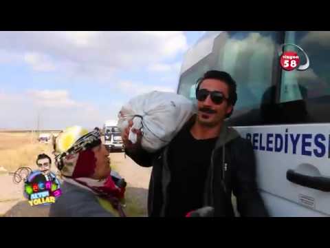 Turist taklidi yapan sunucuya patates taşıtanteyze