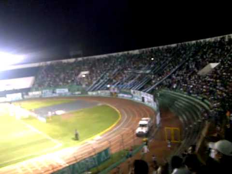 "La Pesada.. llora me llama" Barra: Los de Siempre &bull; Club: Oriente Petrolero