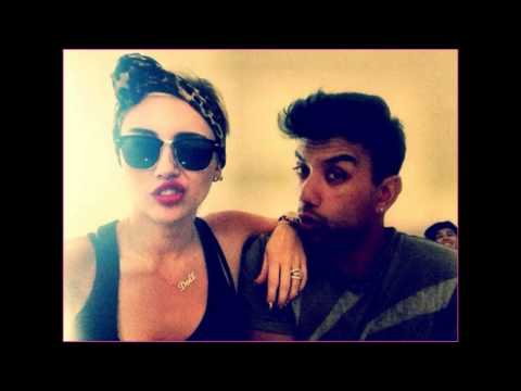 Miley Cyrus' Engagement ring is back! [HD]