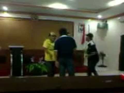 Penyanyi cantik dikerubuti penggemar