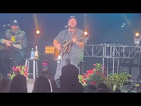 Mitchell Tenpenny - Bitches (Live in Orlando, FL 9-4-22)
