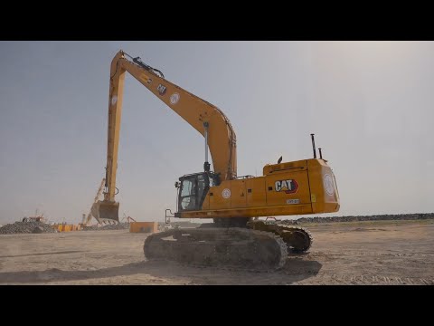 The Cat® 395 Long Reach Excavator (LRE) combines premium performance and simple-to-use technology with steep slope capability reaching out to 28 m (91'10