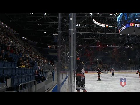 Michal Chovan daroval hokejku chlapcovi, ktorého trafil pukom