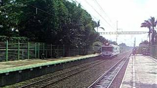 preview picture of video 'KAIs WijayaKusuma melintas Stasiun Pondok Ranji'