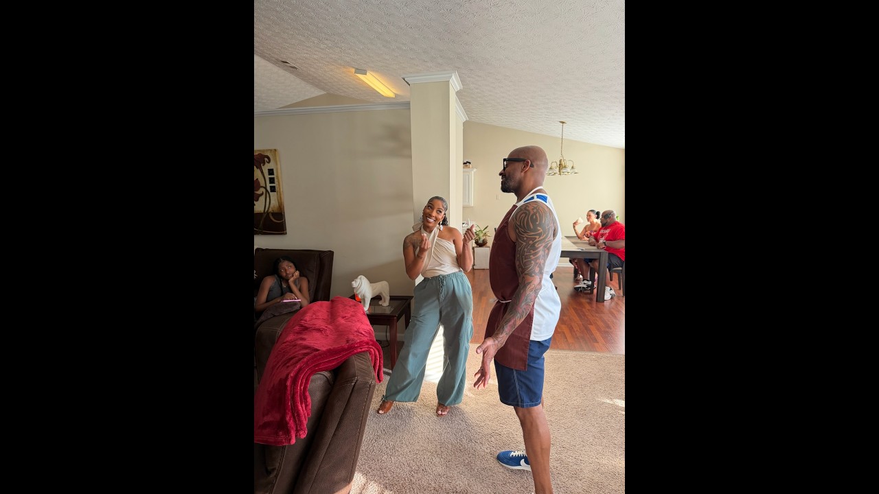 Sharra walks in asking about her $500 and tells Brooke to fix her attitude!