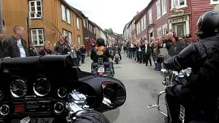preview picture of video 'HOG Rally Røros 2012. Brudeparet Tone og Gisle kjører   Harley Davidson'