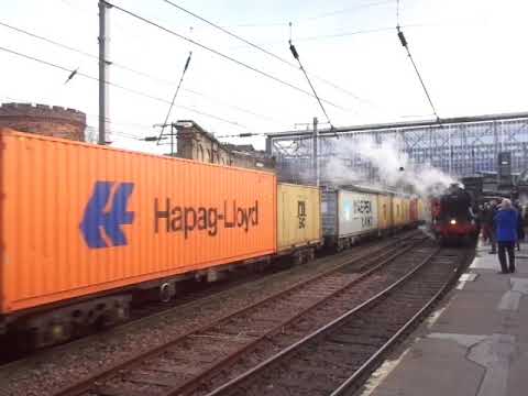 The x2 Class 90 Freightliner Nos.90048+90046 with Rail Containers was stops here at Carlisle.