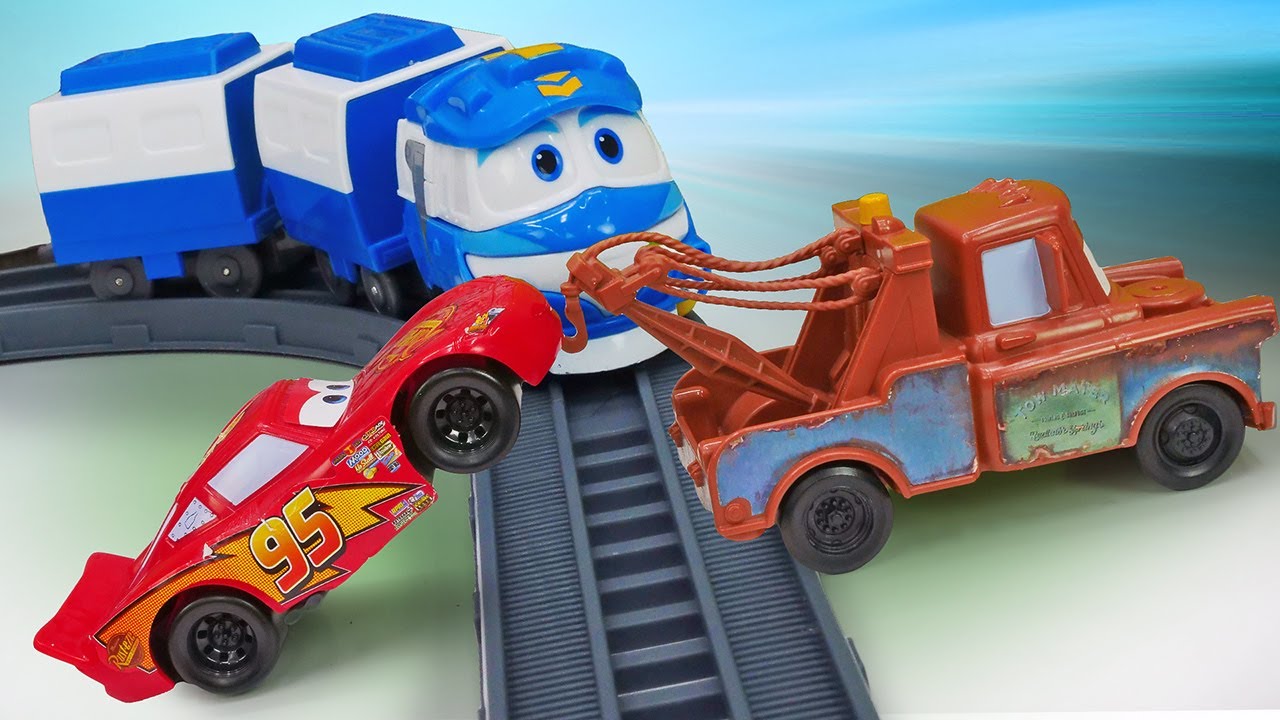 Mcqueen fica preso nos trilhos! Nova historia infantil de carros em português