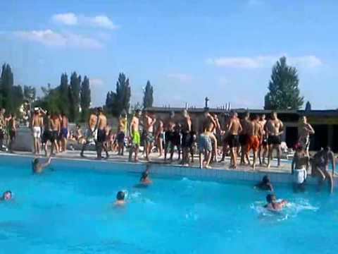 Kibice Łks robią wioche na basenie