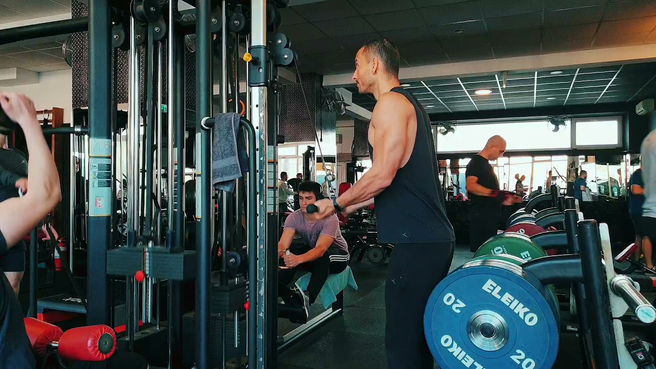 Extensii pentru triceps, din stând la scripete, cu bara, priză supinată