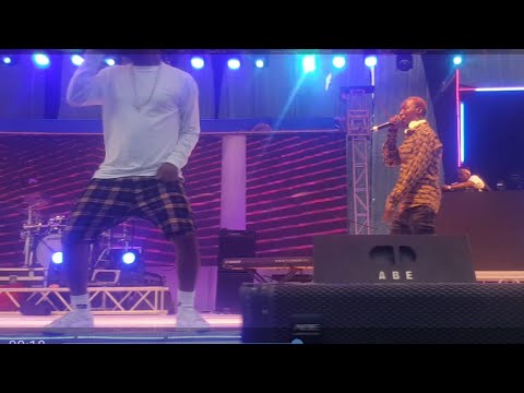 MR BLUE alivyompandisha  CHID BENZ jukwaani Asubuhi/waamsha Tena Show!!