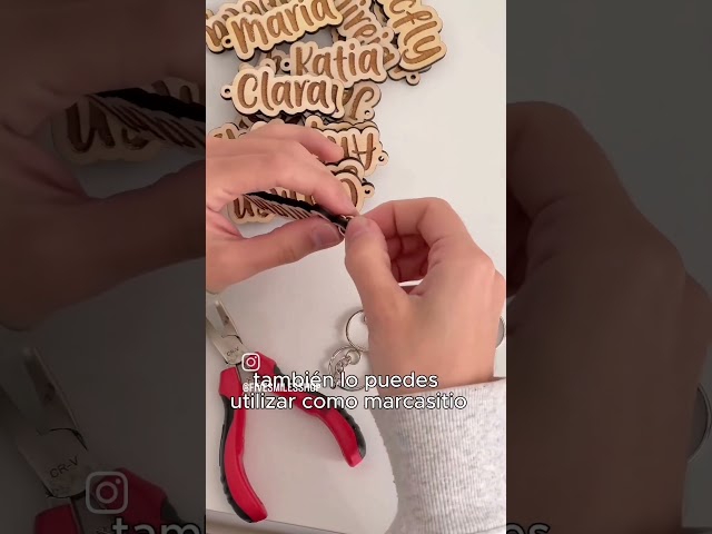 Vídeo relacionado con Uvimark | Pack 25 Llaveros Personalizados con Soportes Móvil | Detalles Boda | Detalles Bautizo | Detalles Comunión | Llaveros Soporte Smartphone Universal