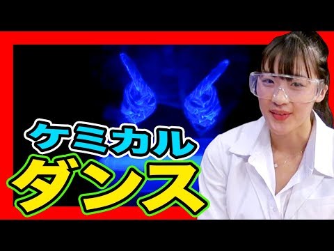 版築壁と木製軒天井を備えたダンシング ライト ハウス