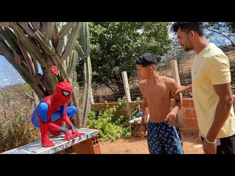 DUDU SE TRANSFORMA NO HOMEM ARANHA E O BRUTINHO FICA APAVORADO