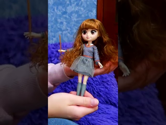 Vídeo relacionado con Wizarding World Harry Potter Muñeca Hermione Luminosa 20 cm con Patronus y Túnica Hogwarts, desde 5 Años