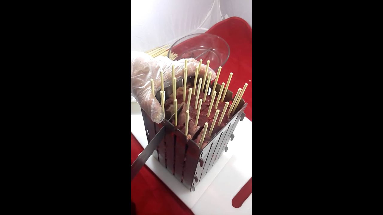 Máquina formadora de  25  espetos inox peso aproximado 120 gramas