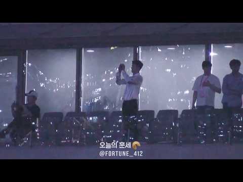 170603 DREAM CONCERT SEHUN IS TAKING A PICTURE OF EXO-L, 드림콘서트 팬석 찍으러 나온 세훈이! (+팬석 찍는 세훈이를 찍어가는 스텝)