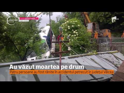 Patru oameni au fost răniţi în judeţul Vâlcea, după ce un autobuz de transport pasageri a fost