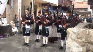 preview picture of video 'L.L. TV Pasacalles de la banda de gaitas Güestia por el mercado de La Flor'
