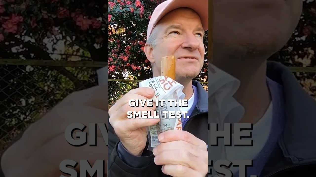 USD $1 Smoked Chicken Bar from 7-Eleven Vending Machine in Japan!