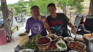 ก้อยขมๆข้าวเหนียวคุ้ยคำใหญ่ๆแกล้มลูกโดดกระเทียม | อิแอบแซบ