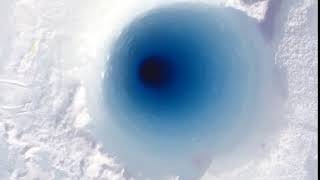 きこえる？南極の90メートルの穴に氷落とすと…