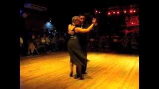 Juan Manuel Rosales y Liza Lebedeva "El acomodo" por Edgardo Donato