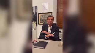 Calenda sui social con sigaretta e gin: «L’Italia tassa troppo i carburanti, troppo poco tabacchi...