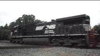 preview picture of video 'Norfolk Southern Intermodal Train Going Through Diamond'