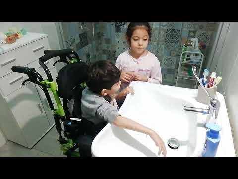 Tutorial su come lavarsi le mani senza sprecare l'acqua