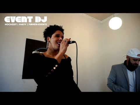 Lisette und Event DJ DeeRoi im Event Bahnhof Gerresheim vor 80 Paaren