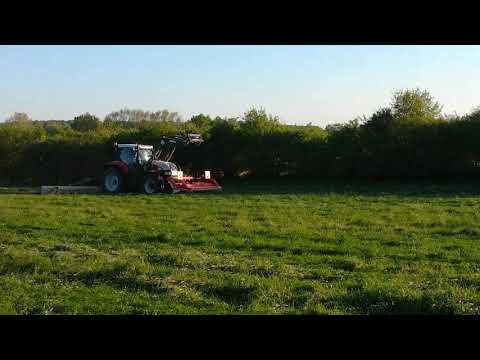 Steyr 6220 beim Grassmähen