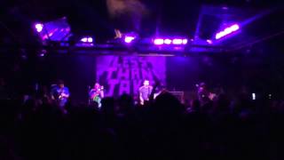 Less Than Jake - Scott Farcas Takes It On The Chin