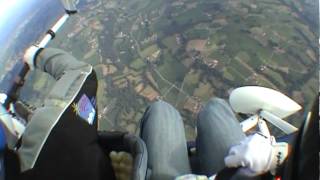 preview picture of video 'Saut en parachute depuis un ULM'