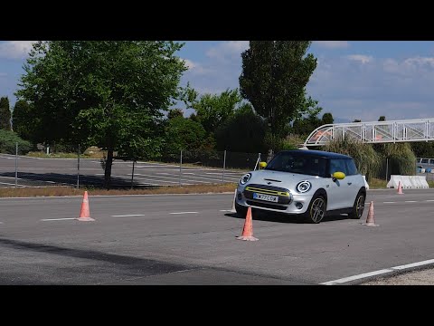 MINI Cooper SE 2020 – Maniobra de esquiva (moose test) y eslalon | km77.com