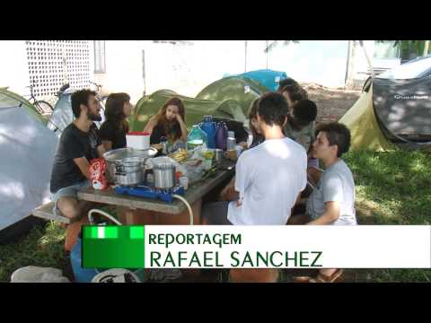 Estudantes acampam em frente à moradia estudantil