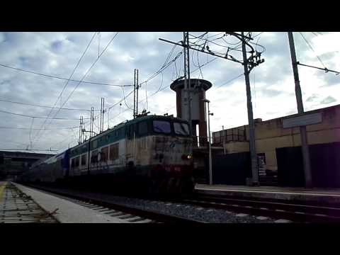 E655.453 + Materiale VivAlto guasto con E464.685 in coda, in transito a Roma Tiburtina