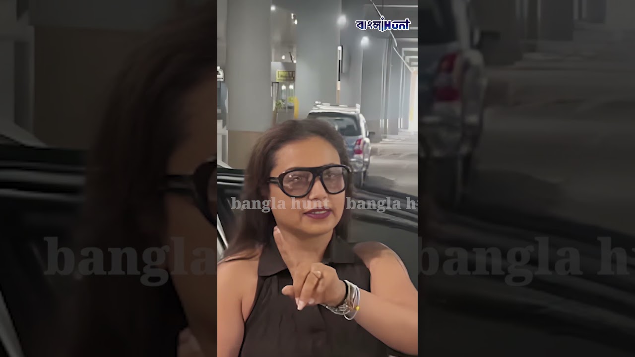 কন্যা আদিরার ছবি আসেনি তো? পাপারাজ্জির ক্যামেরা নিজে হাতে নিয়ে খতিয়ে দেখলেন রানি!