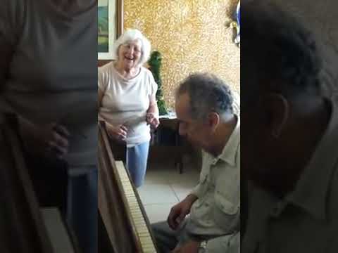 Hélio Santisteban com sua mamãe tocando Hino Nacional Brasileiro...