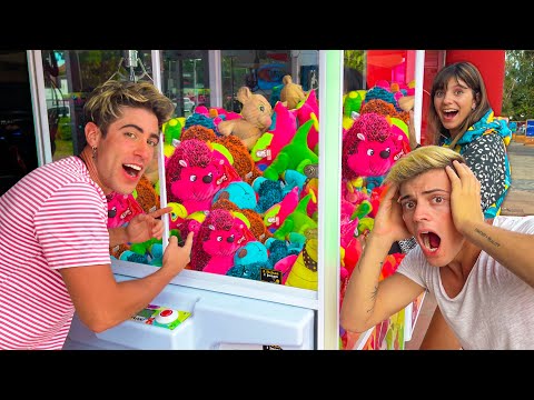 JUGAMOS CON LA MAQUINA DE PELUCHES !!!