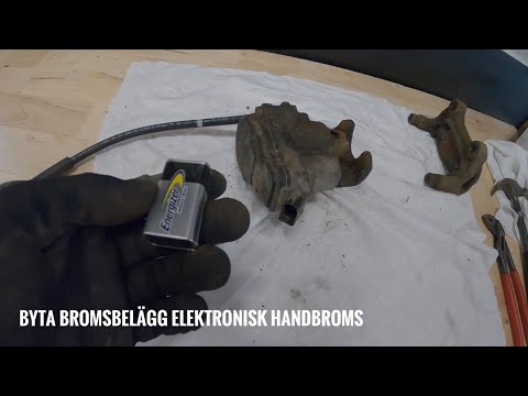 Byta bromsbelägg på bil med elektrisk handbroms