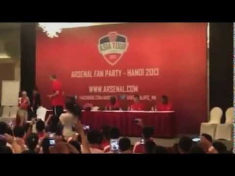 Arsenal defender Per Mertesacker entertains young fans with funny duck dance