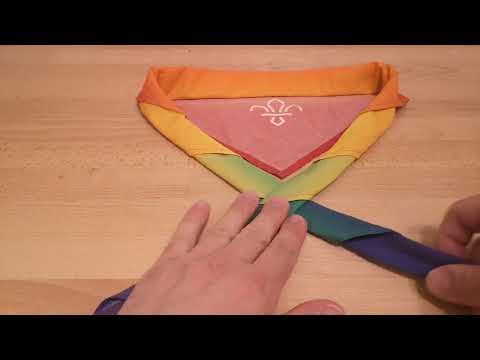 Der Freundschaftsknoten wird in ein Pfadfinderhalsband gebunden.