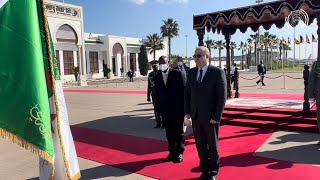 الوزير الأول يودع رئيس جمهورية أوغندا لدى مغادرته الجزائر