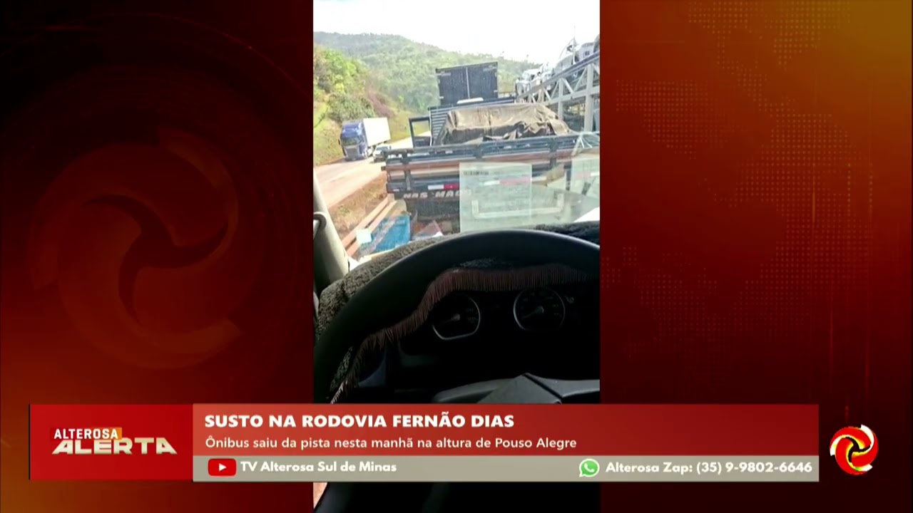 Perigo na estrada: ônibus sai da pista em Pouso Alegre