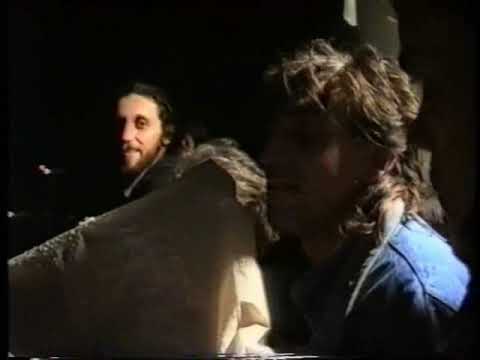 Imnul golanilor - ORIGINAL- Piata Universitatii 1990 - Cristian Paturca la chitara + Marian Munteanu